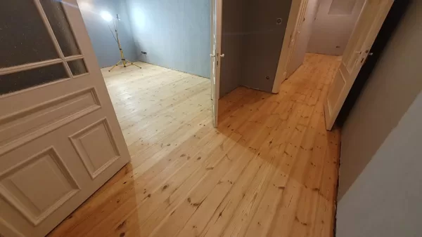 Noslīpēta vecā krāsotā grīda