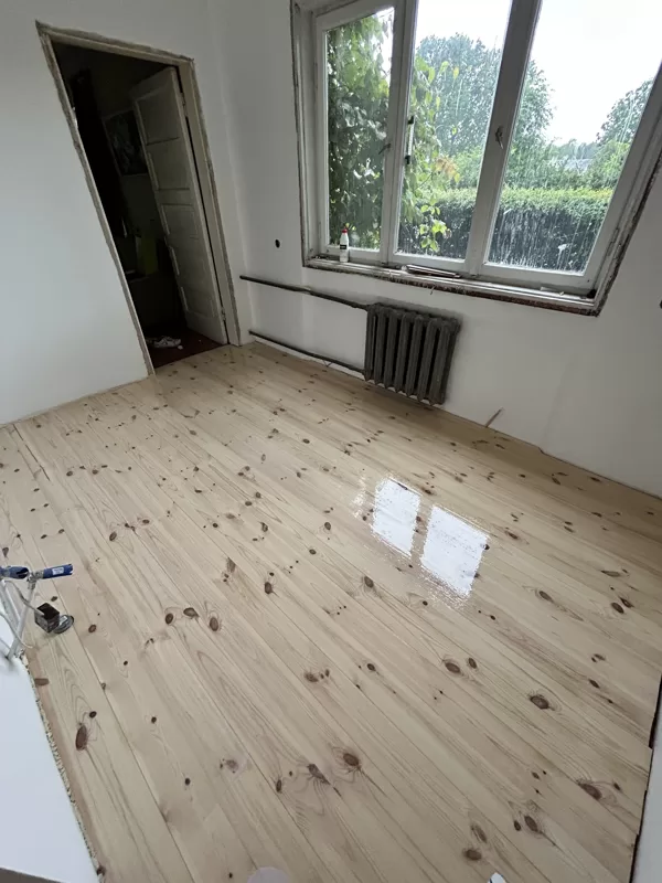 Ieklāta un nolakota priežu dēļu grīda